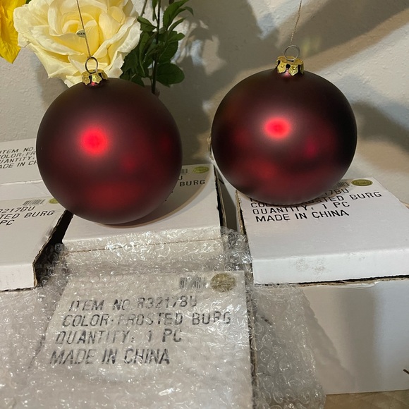 5 frosted burgundy Christmas ball ornaments - Picture 2 of 8